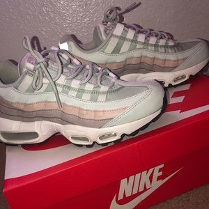 WOMANS AIR MAX 95